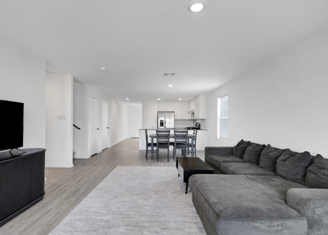 4-bedroom rental at 13903 Sickle Ridge in San Antonio, TX — photo 5
