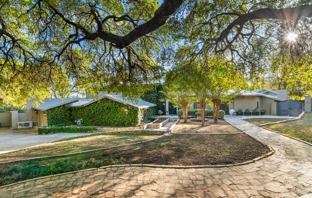 Home for sale at 6 Lazy Lane in San Antonio, TX — photo 2