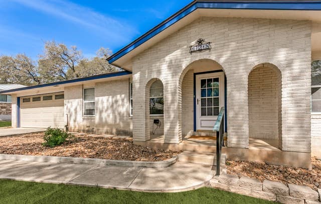 3-bedroom rental at 17218 Happy Hollow in San Antonio, TX — photo 2