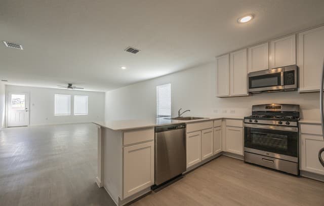 4-bedroom rental at 287 Bailey Bluff in San Antonio, TX — photo 1