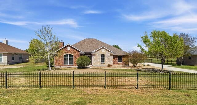3-bedroom rental at 1265 County Road 4516 in Castroville, TX — photo 2
