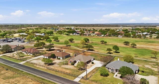 3-bedroom rental at 1265 County Road 4516 in Castroville, TX — photo 4