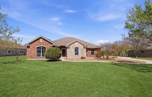 3-bedroom rental at 1265 County Road 4516 in Castroville, TX — photo 5