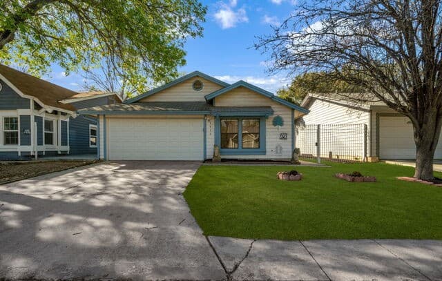 3-bedroom rental at 3916 Chimney Springs in San Antonio, TX — photo 1