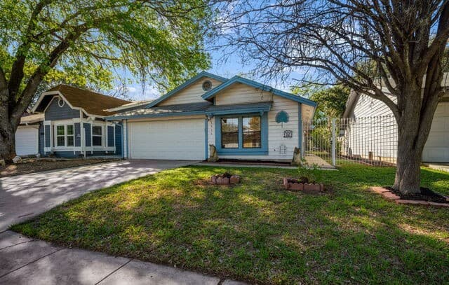 3-bedroom rental at 3916 Chimney Springs in San Antonio, TX — photo 4