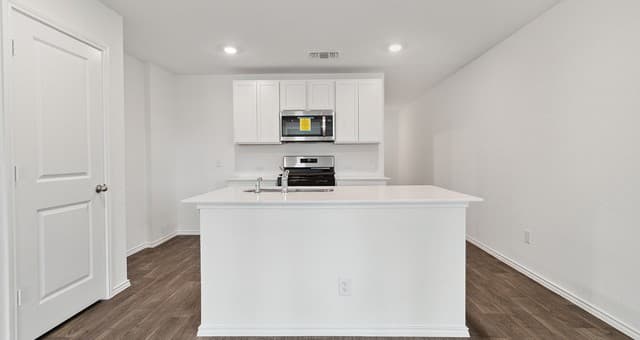 3-bedroom rental at 16048 Mahogany Way in Elmendorf, TX — photo 4