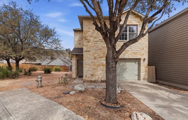 3-bedroom rental at 13103 Brook Arbor in San Antonio, TX — photo 2