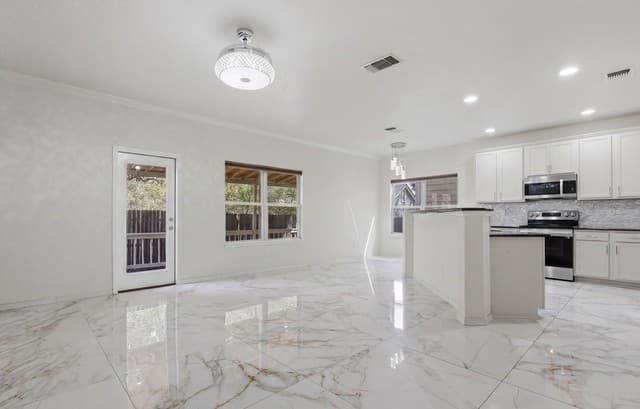 3-bedroom rental at 13103 Brook Arbor in San Antonio, TX — photo 4