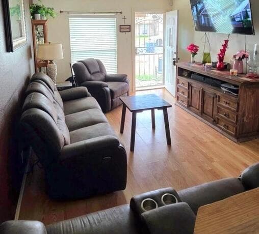 4-bedroom rental at 6715 Pleasant Oak in San Antonio, TX — photo 1