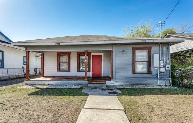 3-bedroom rental at 1526 Burnet in San Antonio, TX — photo 2