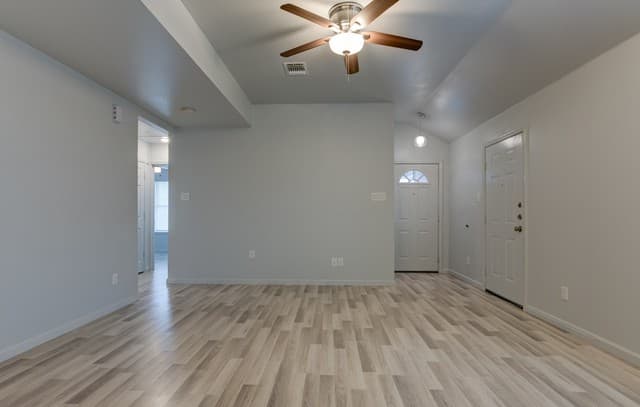 3-bedroom rental at 6626 Woodstock in San Antonio, TX — photo 4