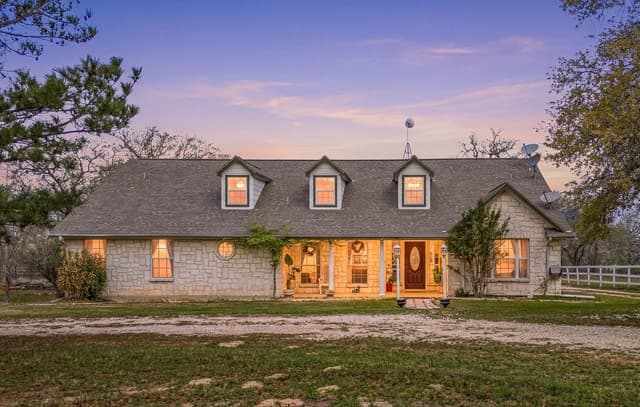 3-bedroom rental at 837 Paddy Rd in Floresville, TX — photo 1