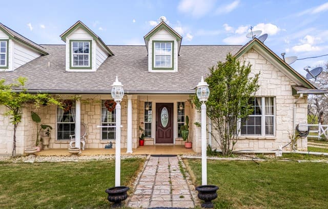 3-bedroom rental at 837 Paddy Rd in Floresville, TX — photo 2