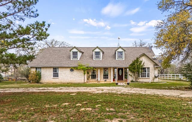 3-bedroom rental at 837 Paddy Rd in Floresville, TX — photo 3