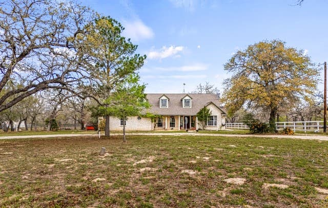 3-bedroom rental at 837 Paddy Rd in Floresville, TX — photo 4