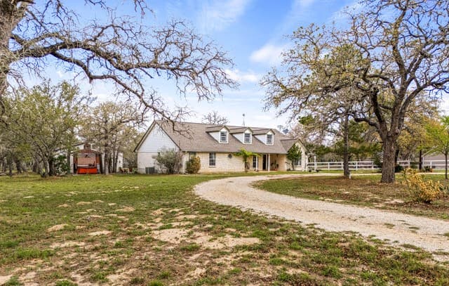 3-bedroom rental at 837 Paddy Rd in Floresville, TX — photo 5