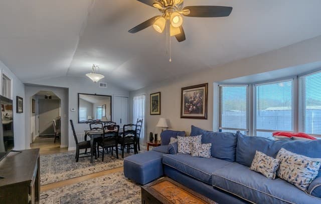 4-bedroom rental at 1203 Vickers in San Antonio, TX — photo 4