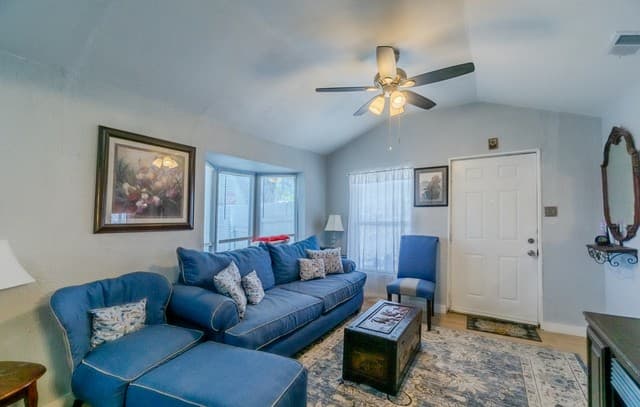 4-bedroom rental at 1203 Vickers in San Antonio, TX — photo 5