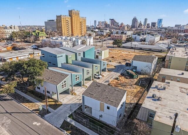 3-bedroom rental at 310 W Evergreen St #109 in San Antonio, TX — photo 2