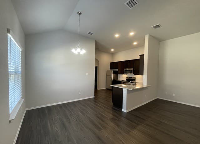 rental at 9216 Canyon Bnd in Converse, TX — photo 3