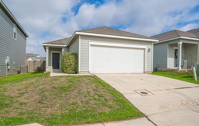 3-bedroom rental at 13513 Flower Pond in St Hedwig, TX — photo 1
