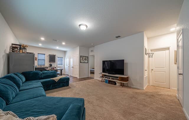 3-bedroom rental at 13513 Flower Pond in St Hedwig, TX — photo 3