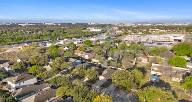 3-bedroom rental at 6019 Old Chimney in San Antonio, TX — photo 2