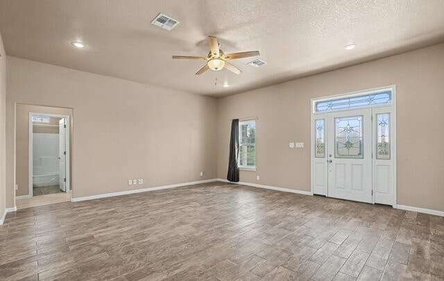 4-bedroom rental at 1005 County Road 678 in Natalia, TX — photo 4