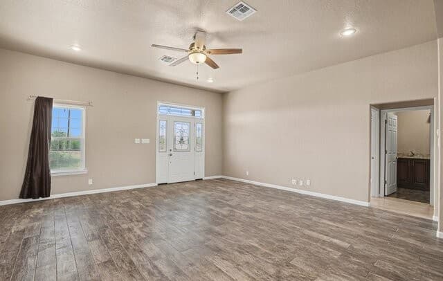 4-bedroom rental at 1005 County Road 678 in Natalia, TX — photo 5