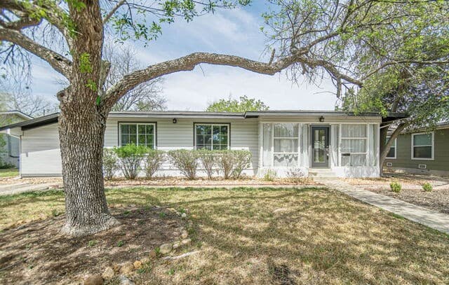 Home for sale at 227 Devonshire Dr in San Antonio, TX — photo 2