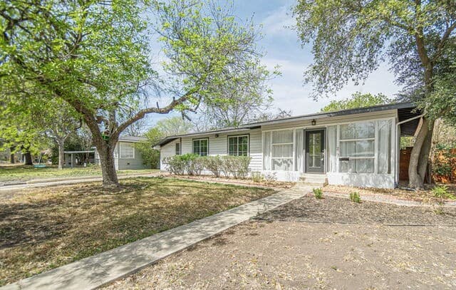 Home for sale at 227 Devonshire Dr in San Antonio, TX — photo 3