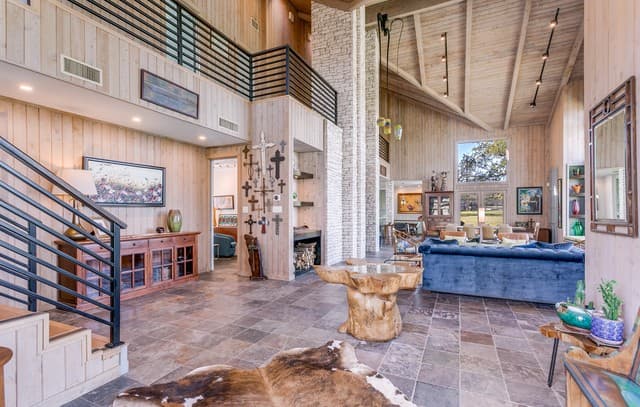 5-bedroom rental at 27359 Smithson Valley in San Antonio, TX — photo 3