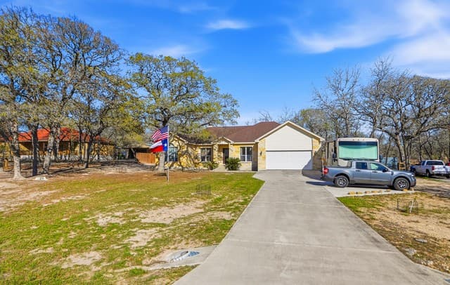 Home for sale at 528 Jacobs in La Vernia, TX — photo 2