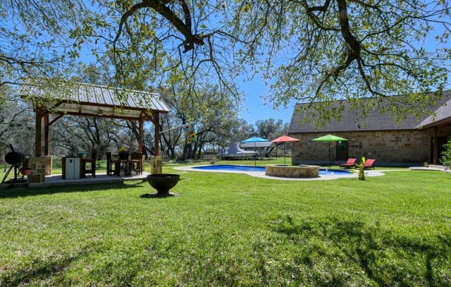 4-bedroom rental at 204 Fawn in Floresville, TX — photo 1
