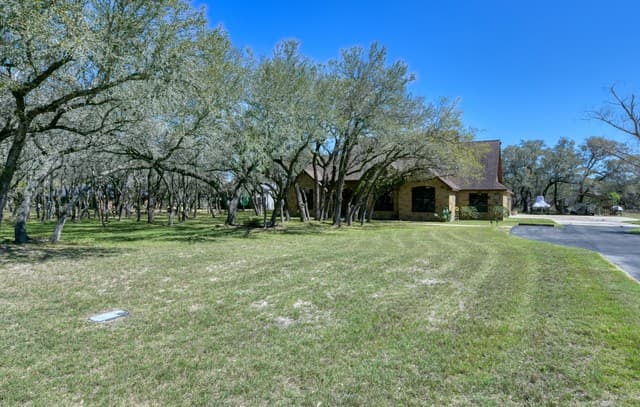 4-bedroom rental at 204 Fawn in Floresville, TX — photo 2