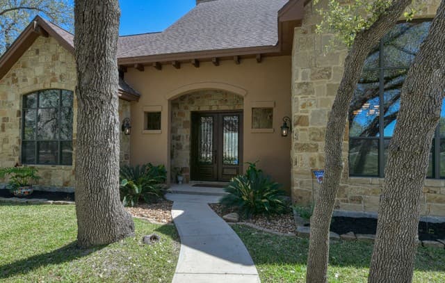 4-bedroom rental at 204 Fawn in Floresville, TX — photo 3