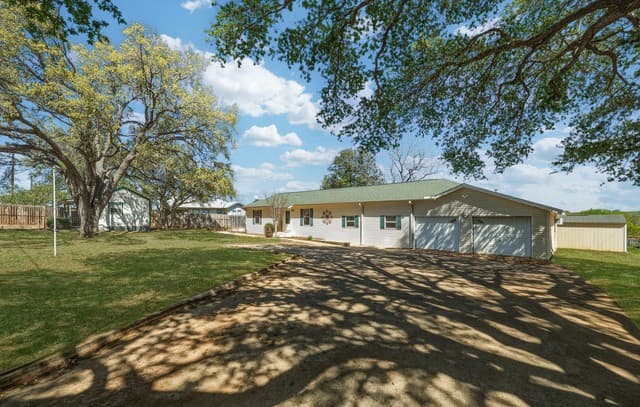3-bedroom rental at 6730 E Loop 1604 S in Adkins, TX — photo 3