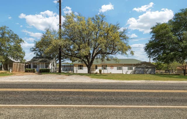 3-bedroom rental at 6730 E Loop 1604 S in Adkins, TX — photo 4