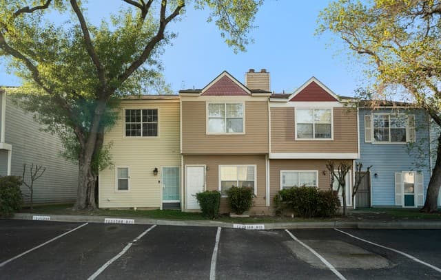 2-bedroom rental at 12221 Magnolia Blossom in San Antonio, TX — photo 2