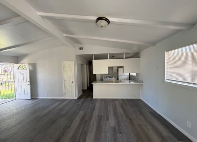 3-bedroom rental at 4843 Castle Shield in San Antonio, TX — photo 3