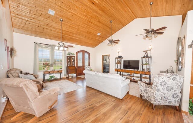 3-bedroom rental at 15980 County Road 582 in LaCoste, TX — photo 2