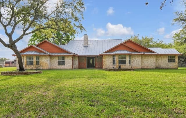 4-bedroom rental at 2112 Eichman Rd in Poteet, TX — photo 2