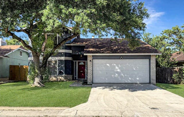 3-bedroom rental at 8426 Maple Ridge in San Antonio, TX — photo 2
