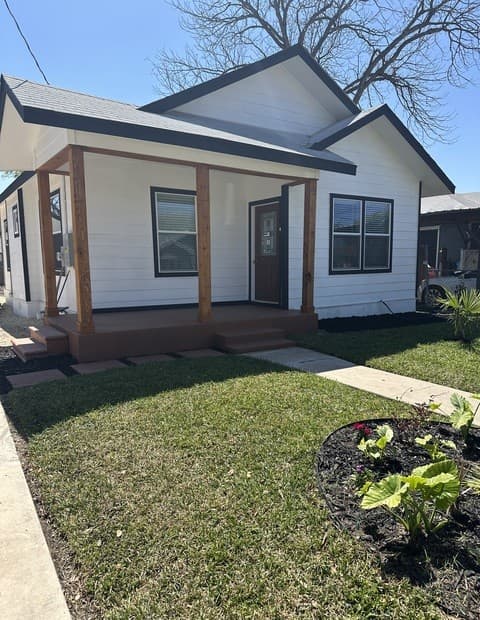 2-bedroom rental at 918 Sacramento in San Antonio, TX — photo 1