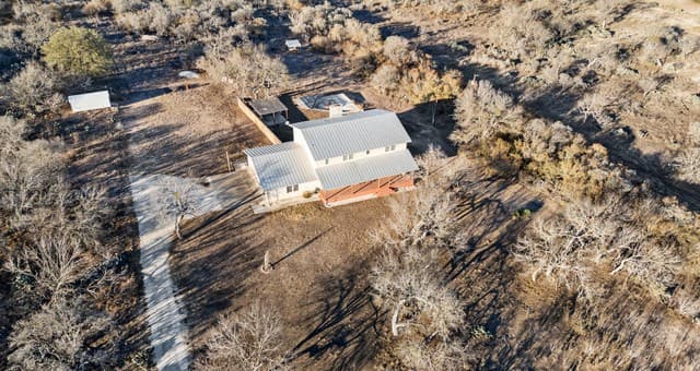 4-bedroom rental at 3940 Us Highway 90 in Hondo, TX — photo 1