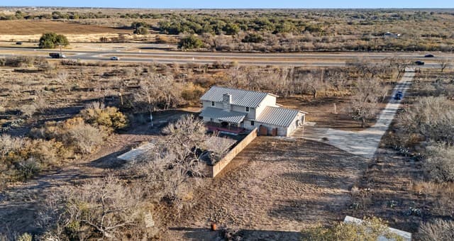 4-bedroom rental at 3940 Us Highway 90 in Hondo, TX — photo 3