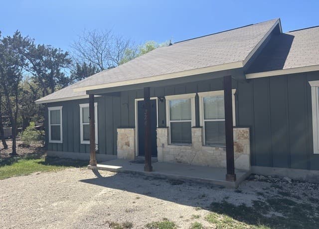 3-bedroom rental at 324 Weatherby in Spring Branch, TX — photo 3