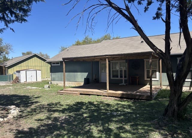 3-bedroom rental at 324 Weatherby in Spring Branch, TX — photo 5