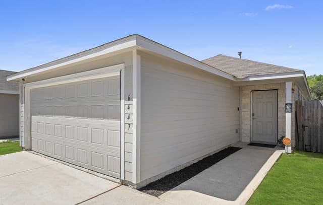 3-bedroom rental at 6447 Raquel in San Antonio, TX — photo 2
