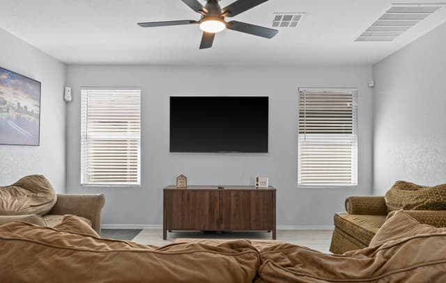 3-bedroom rental at 6447 Raquel in San Antonio, TX — photo 3